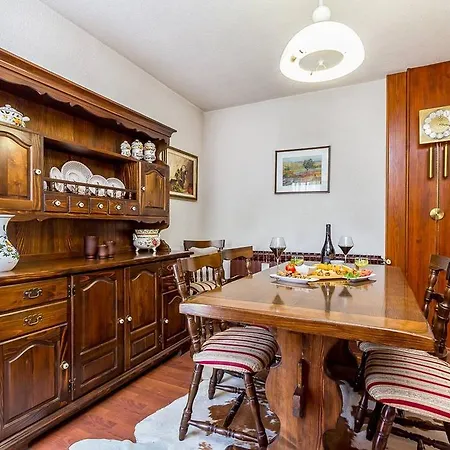 Semesterbostad House Ermanna *